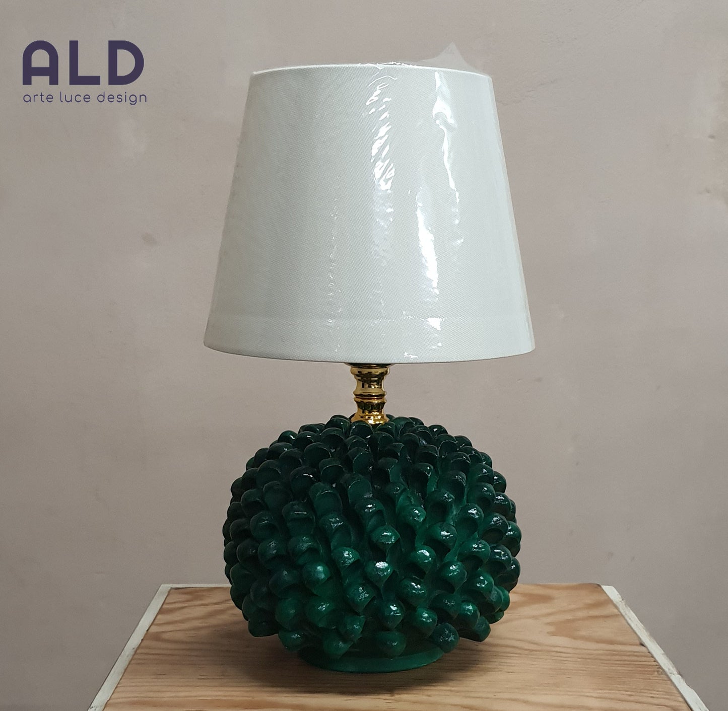 Lume da tavolo pigna soprammobile in terracotta decorata a mano lampada verde p