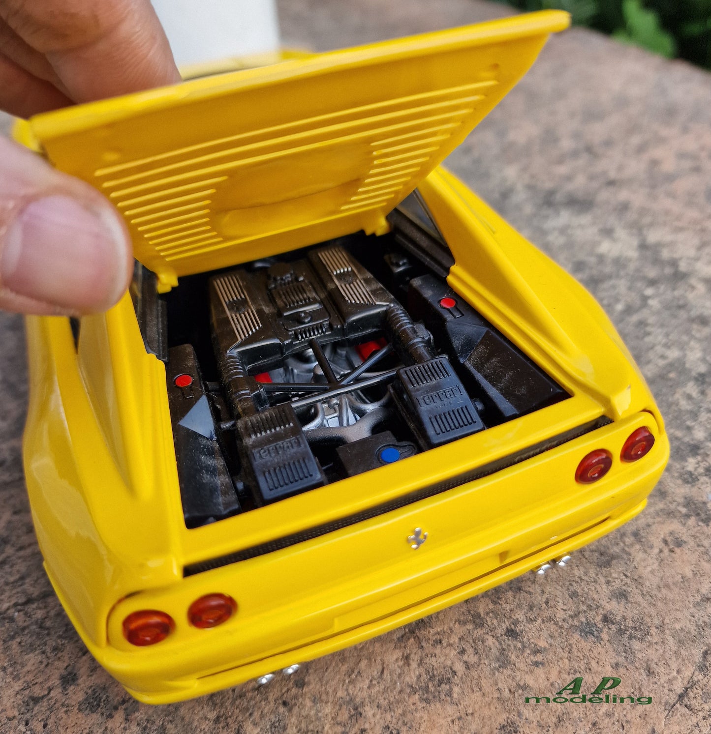 modellino auto scala 1/18 ferrari 355 GTS della hot wheels per modellismo