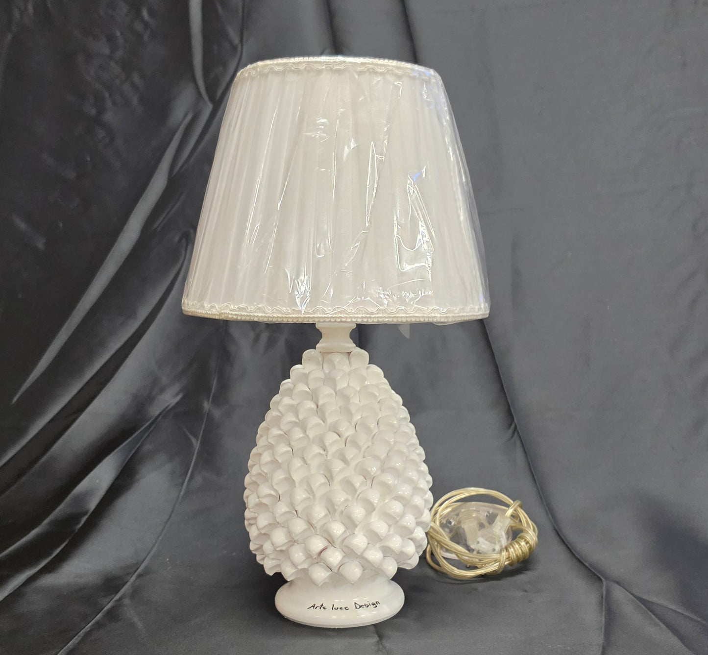 Lampada da tavolo pigna soprammobile in terracotta decorata a mano lume bianco