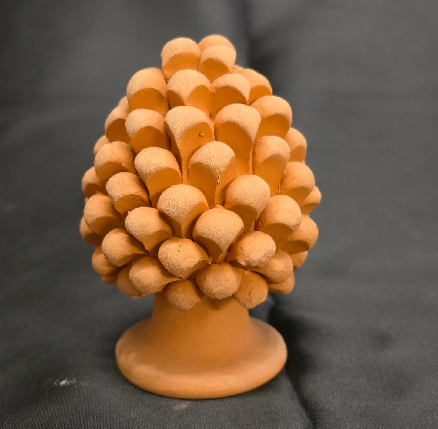 Soprammobile siciliano Pigna portafortuna in terracotta rossa grezza h 10cm