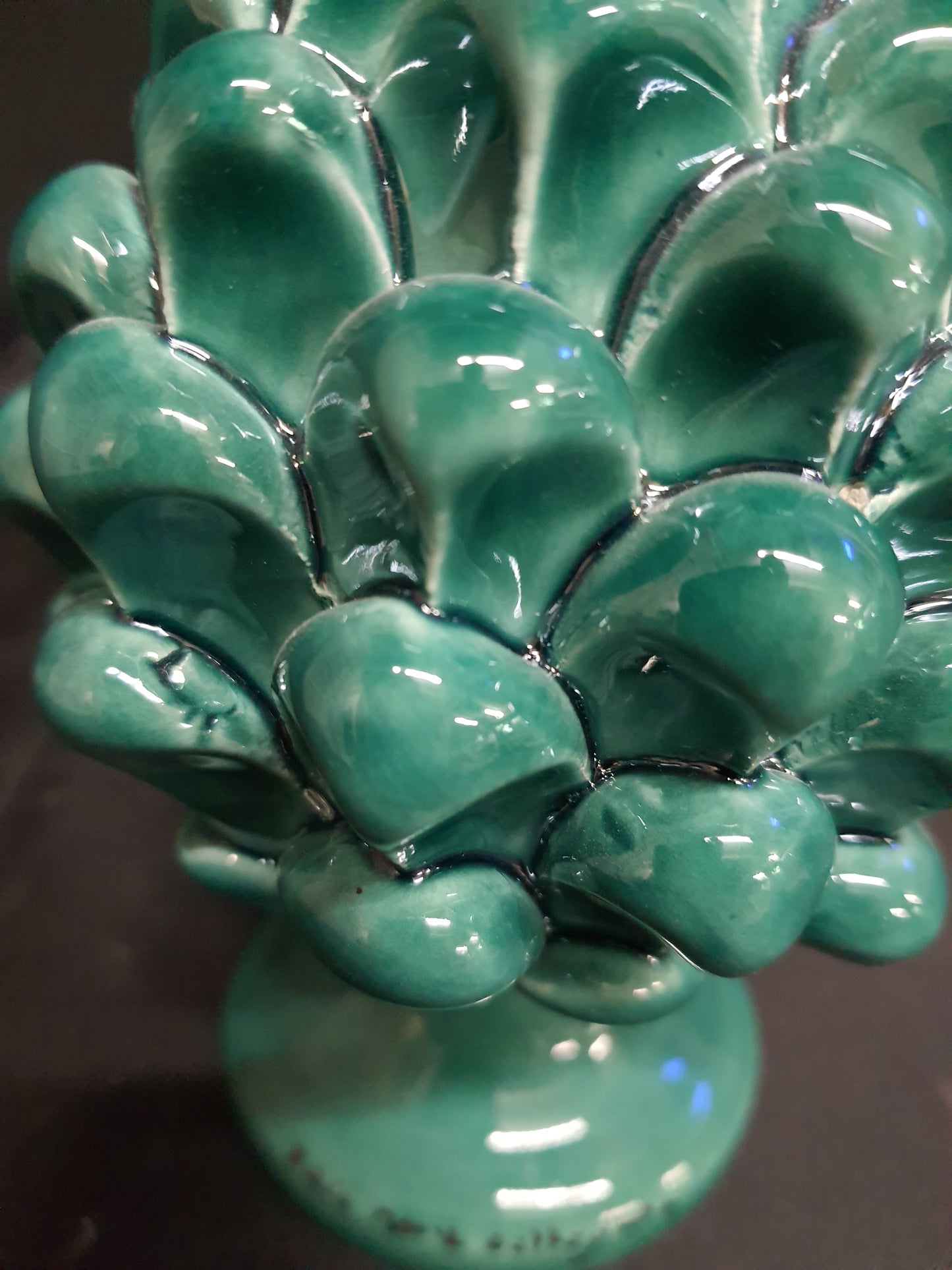 Soprammobile in Ceramica di Caltagirone Pigna portafortuna in verde lucido