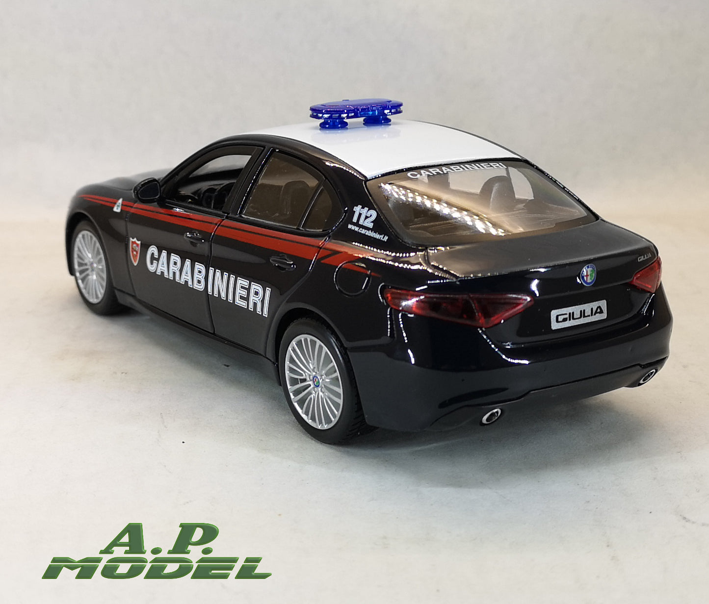 modellino auto alfa romeo giulia scala 1/24 dei carabinieri modellini burago