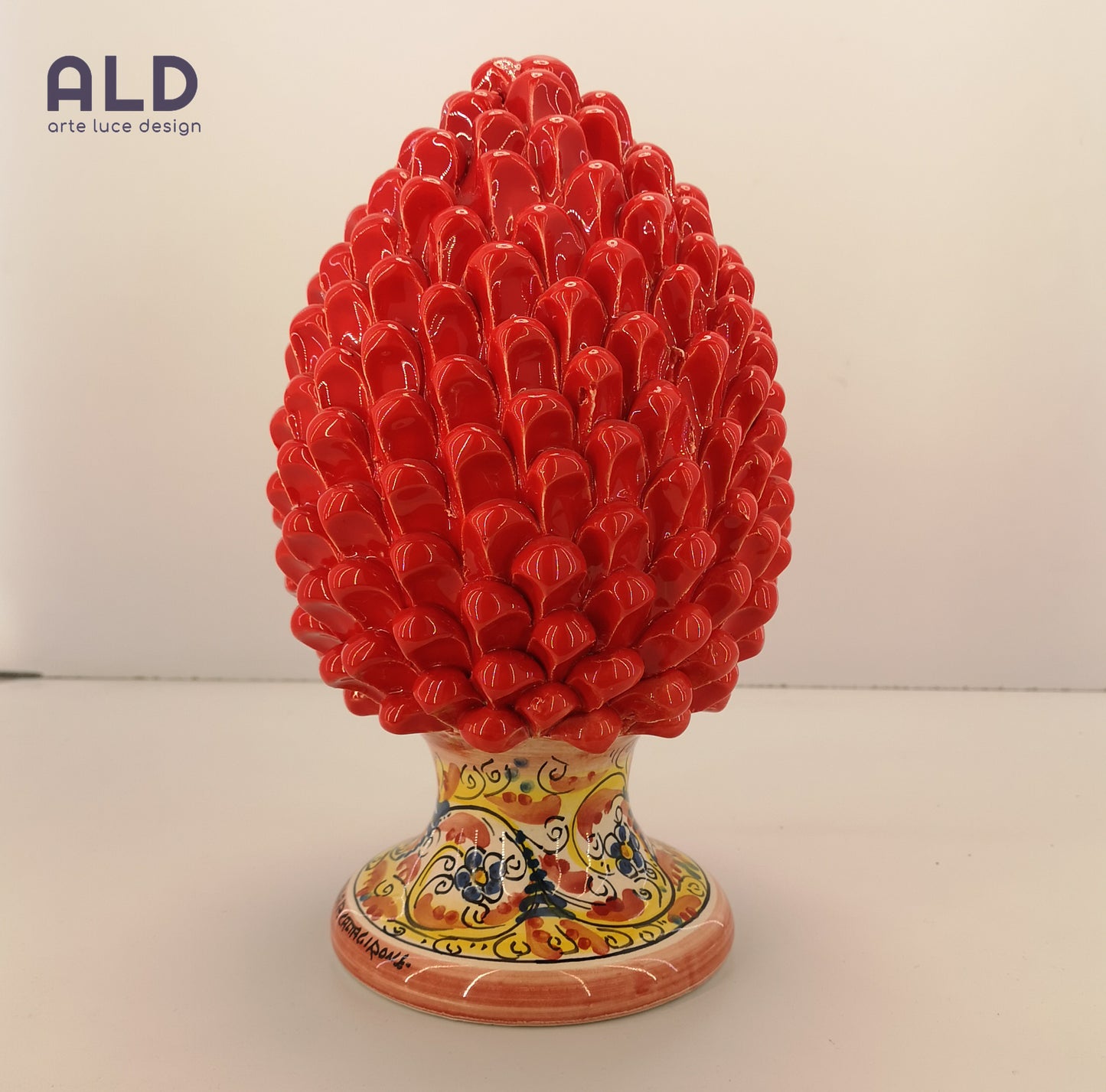 Soprammobile Siciliano in Ceramica di Caltagirone Pigna di colore rosso H26cm