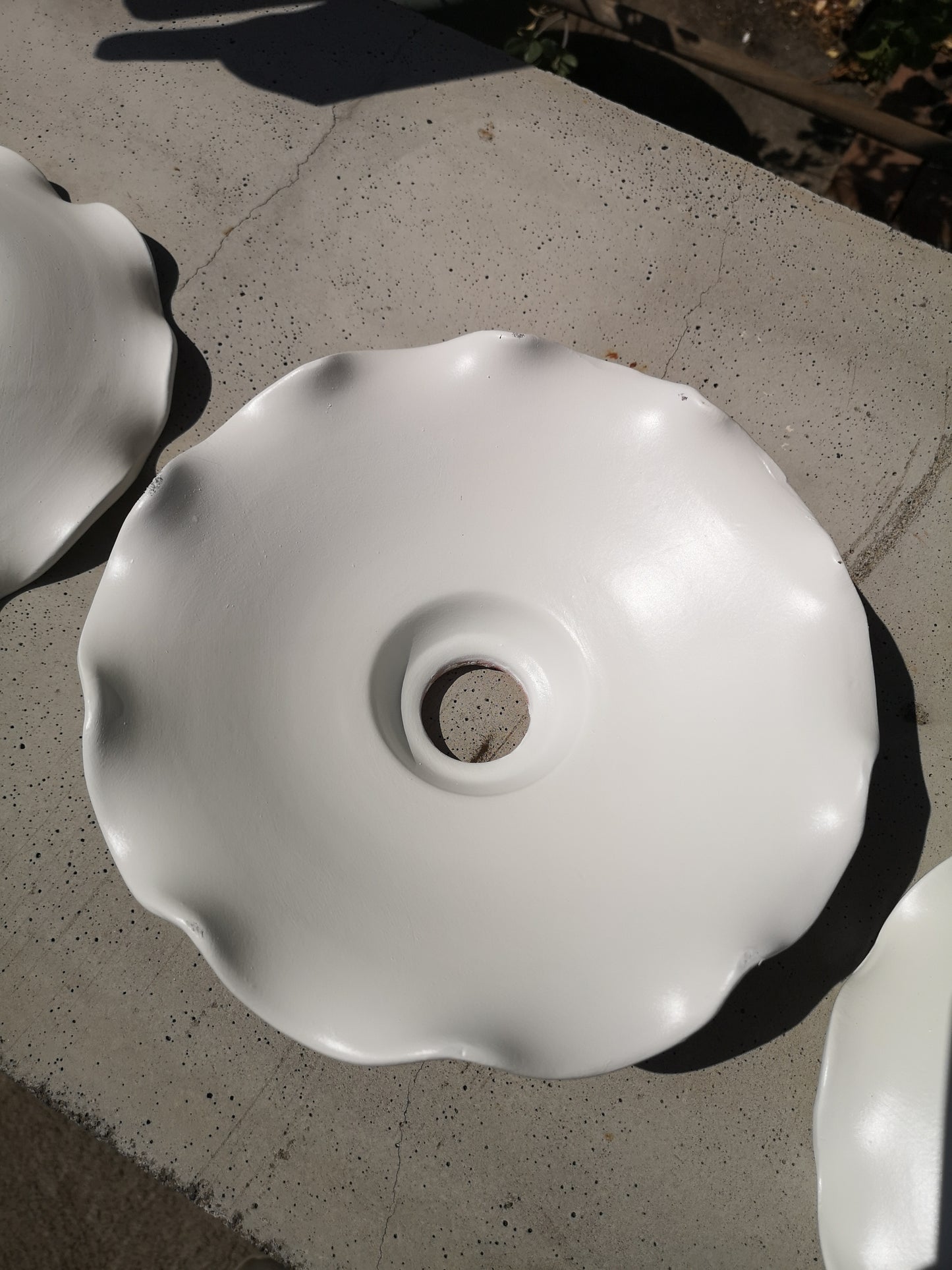 lotto piatti per applique in terracotta grezza e smaltata