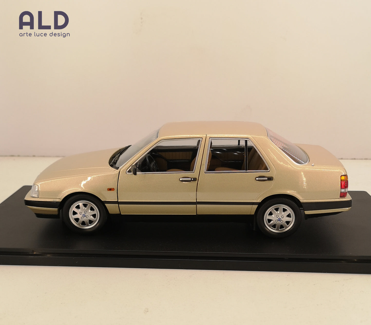 modellino auto 1:18 LANCIA THEMA TURBO i.e. 1S 1984 PLATINO MET metal die cast