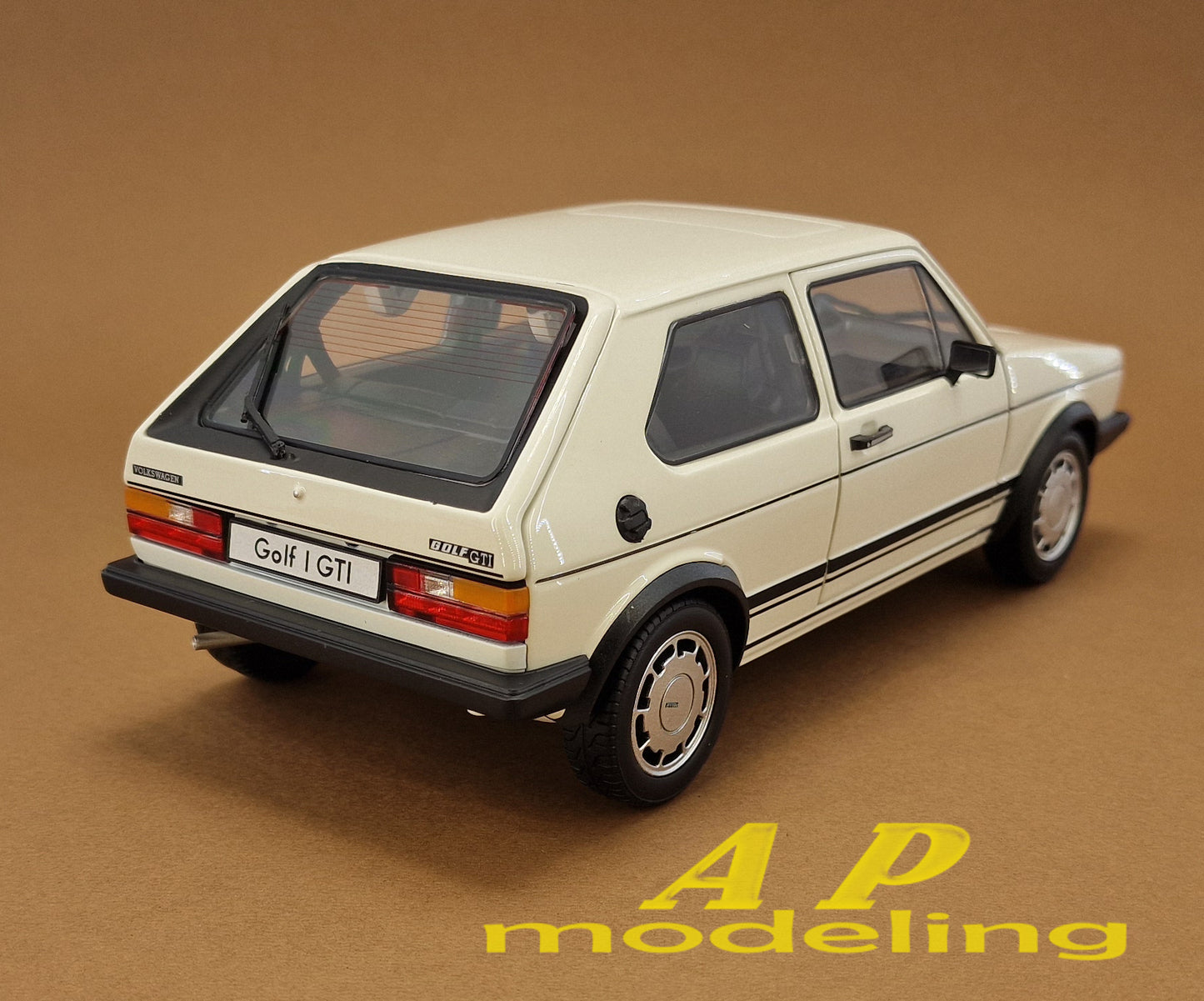 modellino auto scala 1/18 Volkswagen vw golf GTI mk1 modellini della welly nex