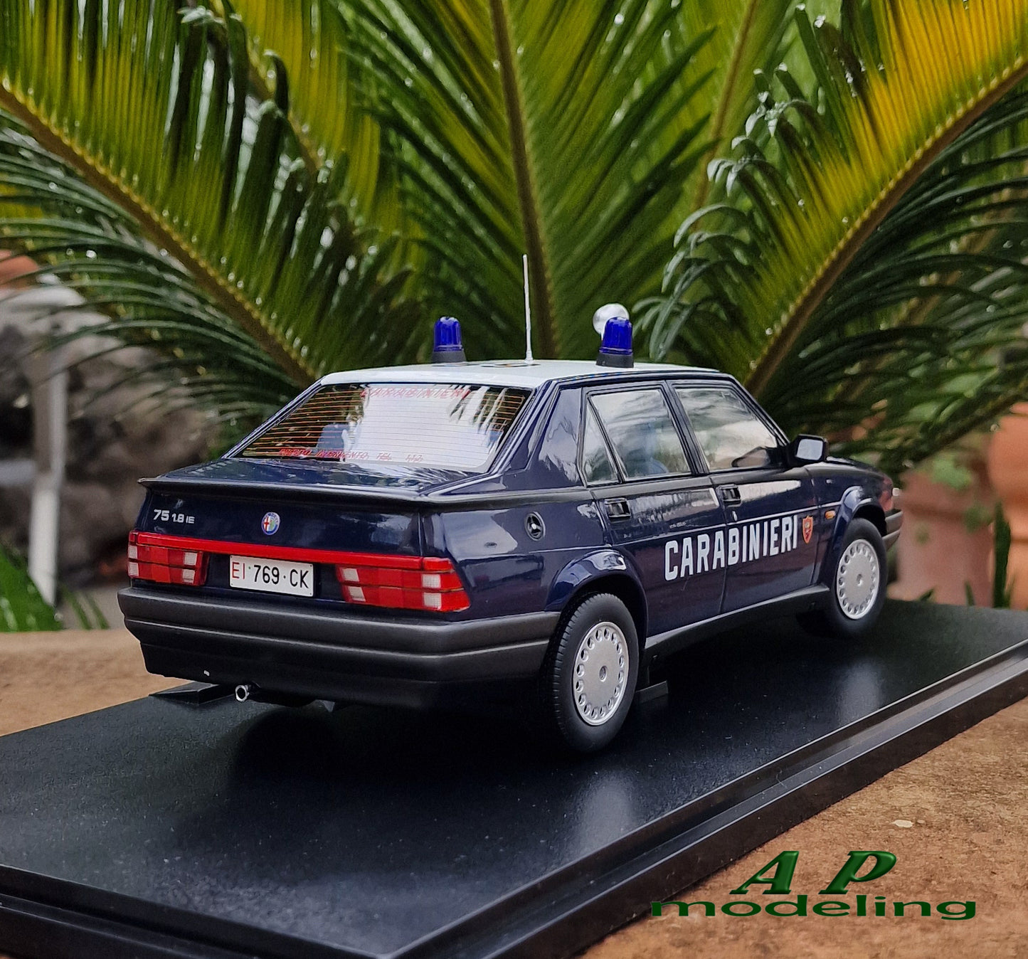 modellino auto scala 1/18 alfa romeo 75 dei carabinieri modellini diecast