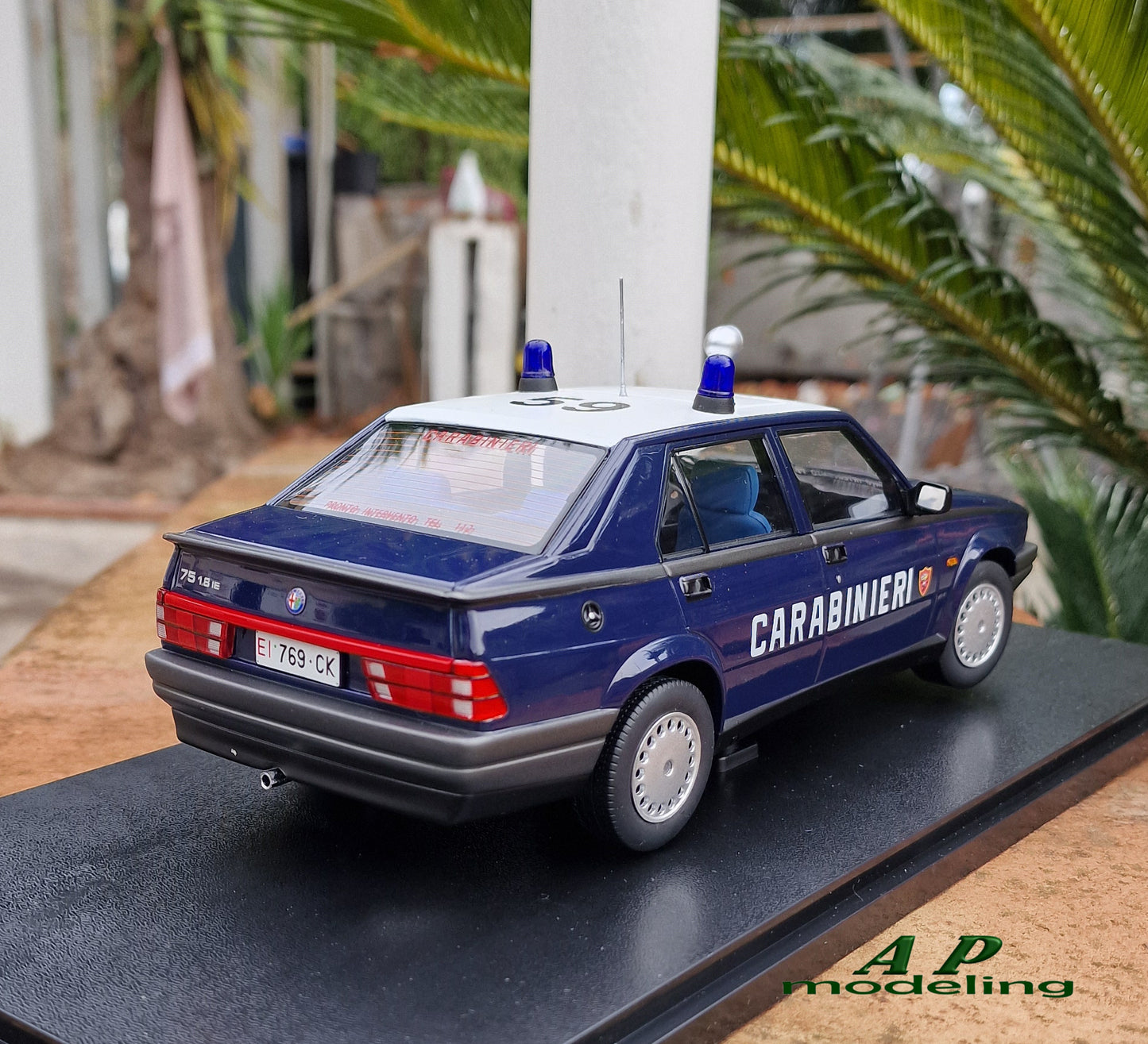 modellino auto scala 1/18 alfa romeo 75 dei carabinieri modellini diecast