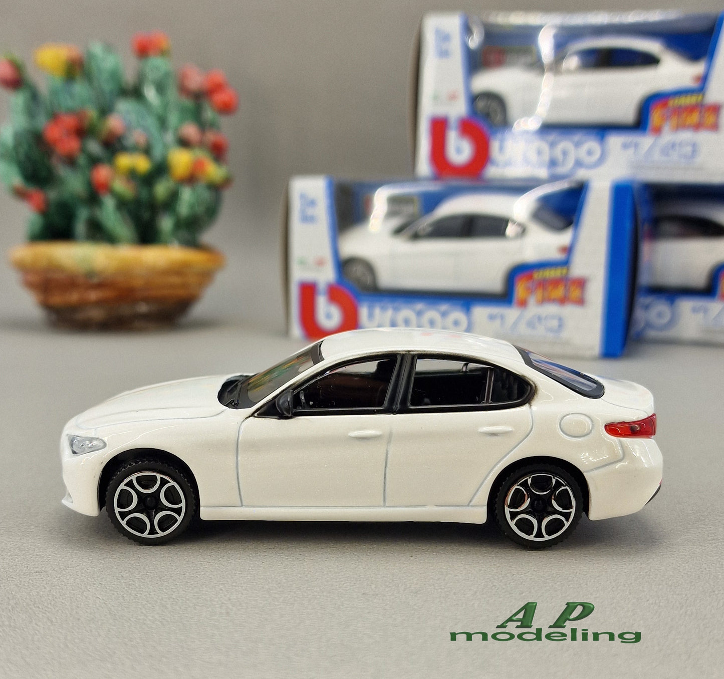 auto modellino 1:43 alfa romeo giulia della bburago modello statico die cast