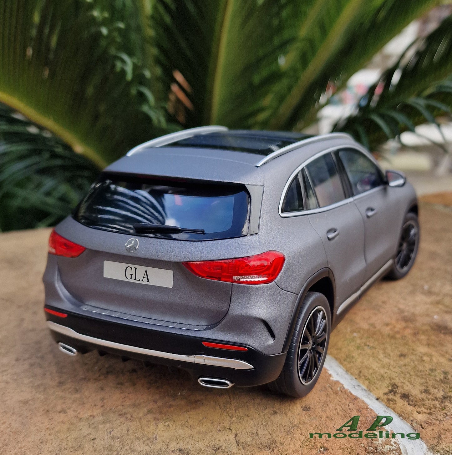 modellino auto 1:18 Mercedes classe GLA modelcar die cast da collezione