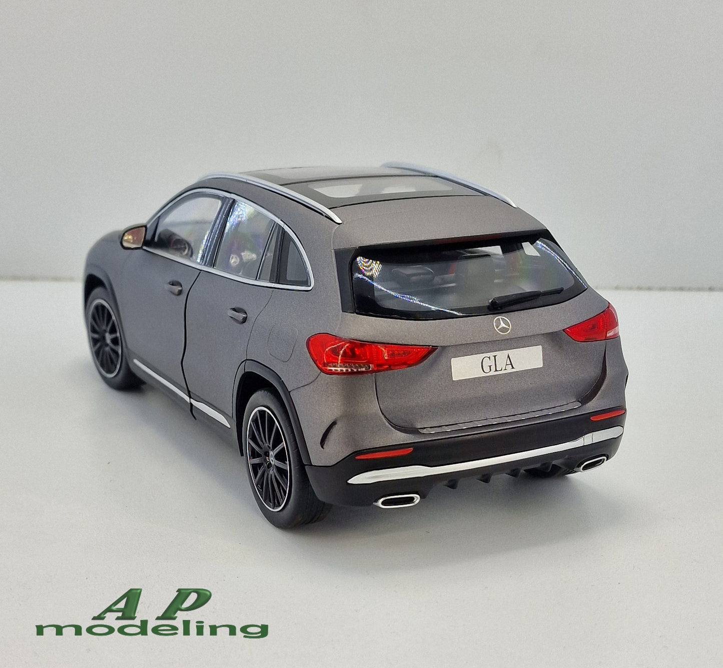 modellino auto 1:18 Mercedes classe GLA modelcar die cast da collezione