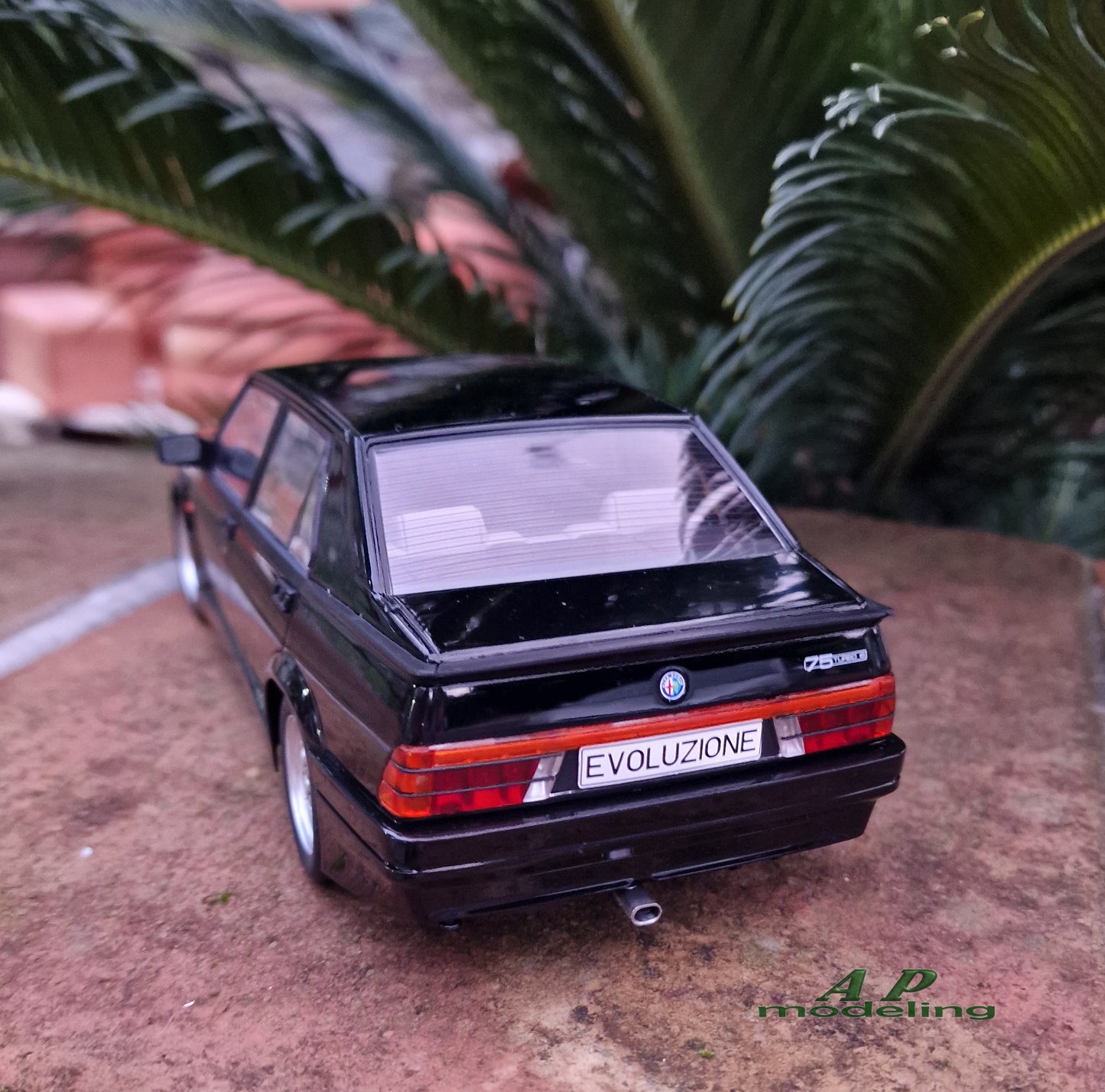 modellino auto 1:18 Alfa Romeo 75 Turbo Evoluzione Nero del 1987 die cast