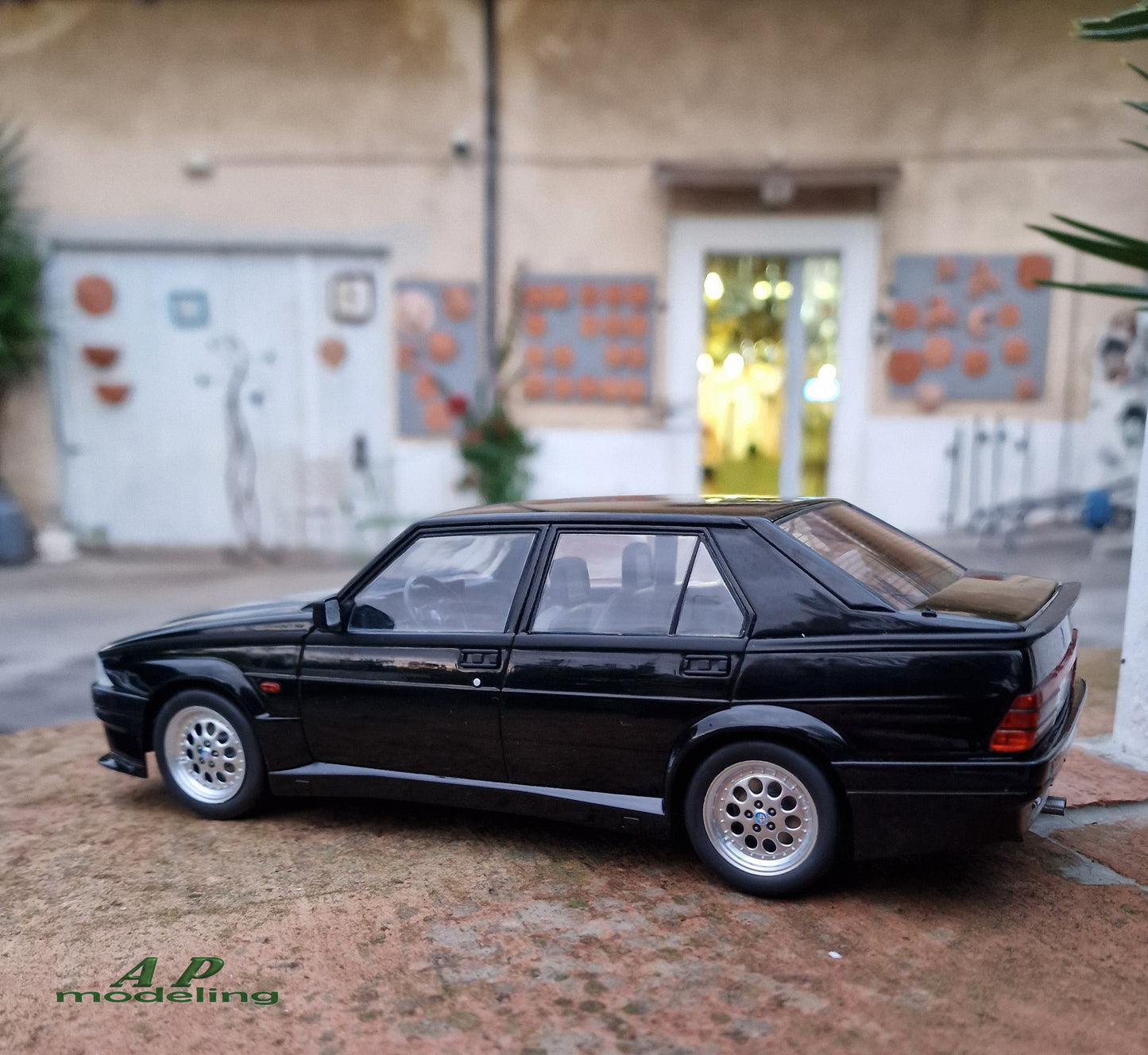 modellino auto 1:18 Alfa Romeo 75 Turbo Evoluzione Nero del 1987 die cast