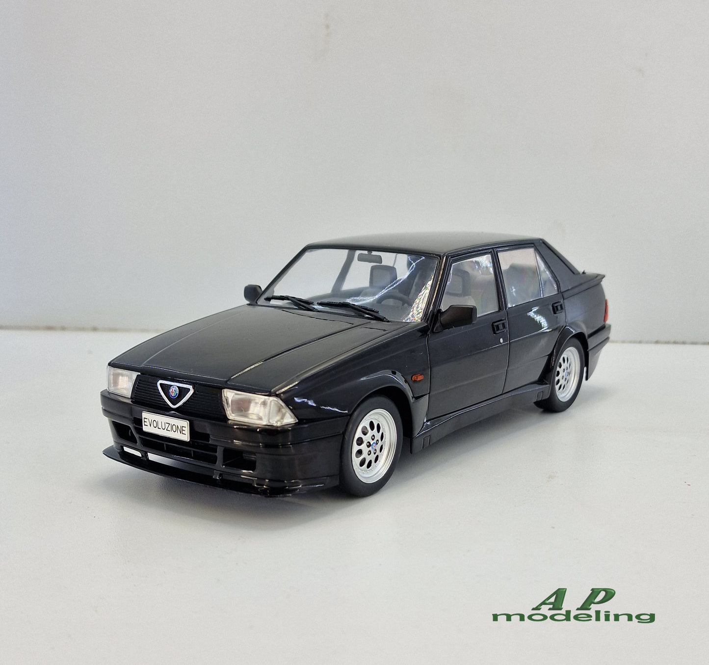 modellino auto 1:18 Alfa Romeo 75 Turbo Evoluzione Nero del 1987 die cast