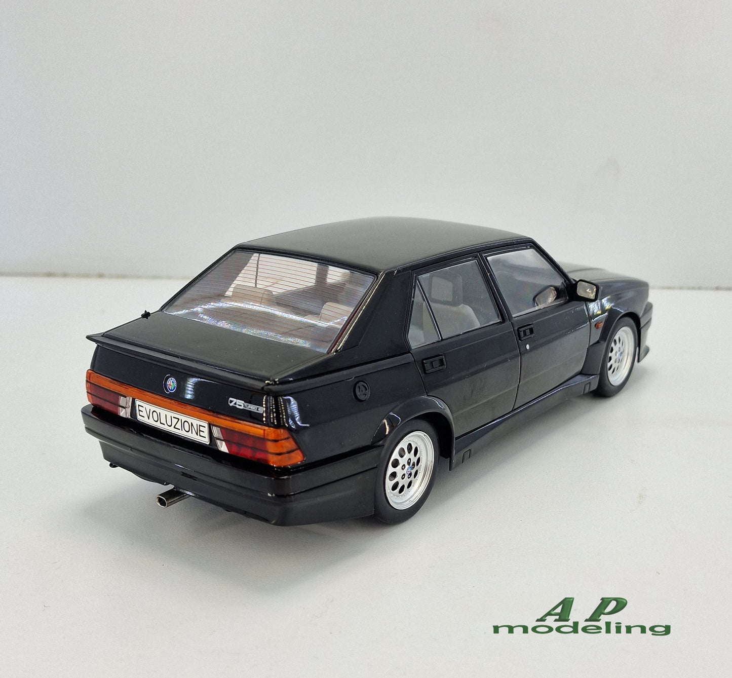 modellino auto 1:18 Alfa Romeo 75 Turbo Evoluzione Nero del 1987 die cast