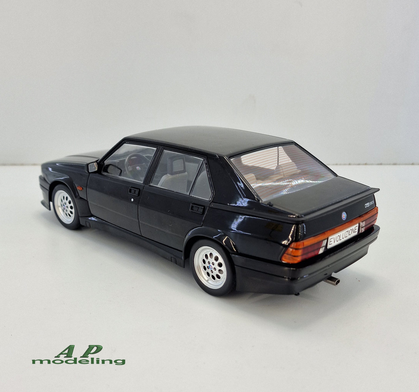 modellino auto 1:18 Alfa Romeo 75 Turbo Evoluzione Nero del 1987 die cast