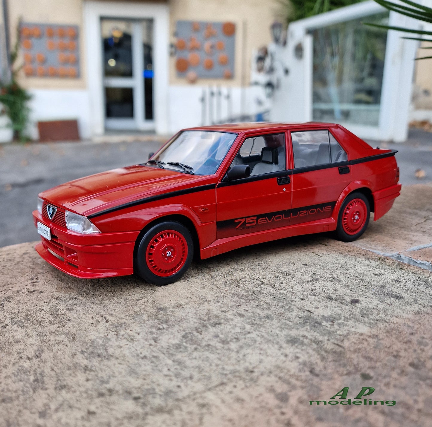 modellino auto 1:18 Alfa Romeo 75 Turbo Evoluzione rossa del 1987 model car