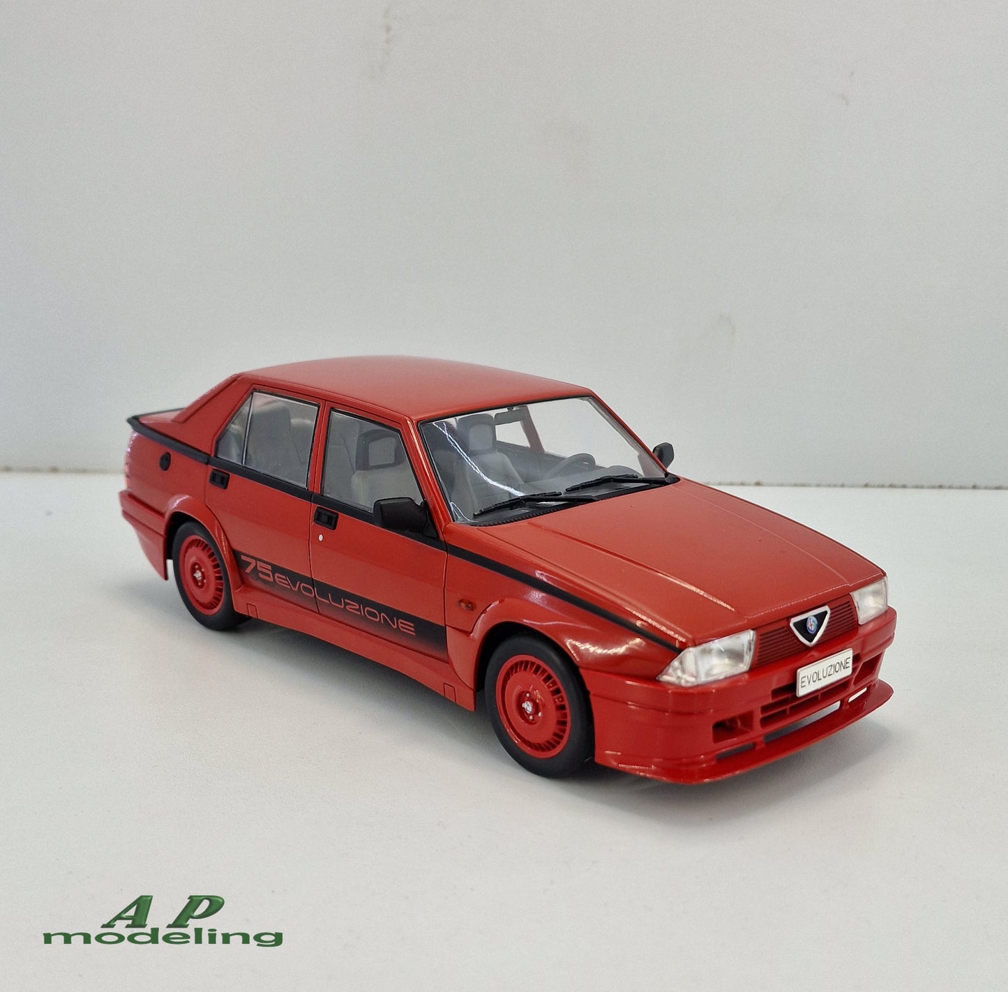 modellino auto 1:18 Alfa Romeo 75 Turbo Evoluzione rossa del 1987 model car