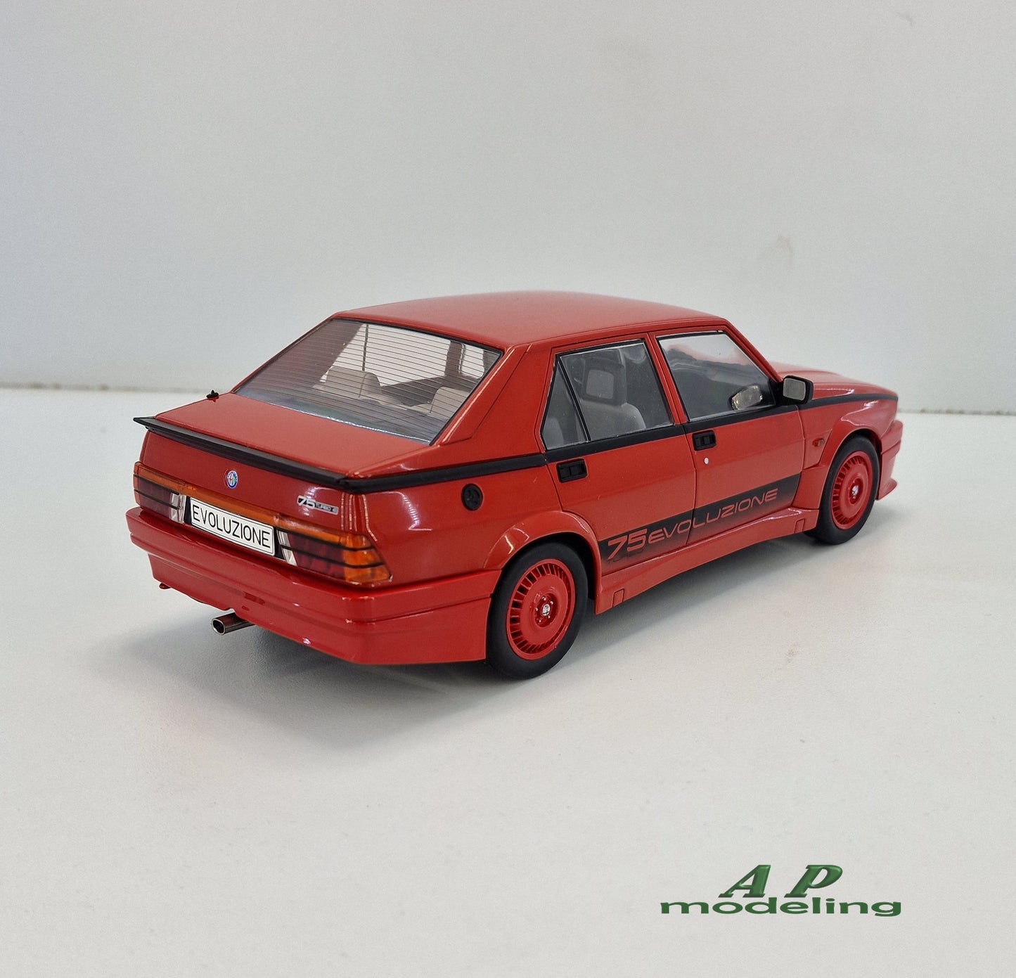 modellino auto 1:18 Alfa Romeo 75 Turbo Evoluzione rossa del 1987 model car