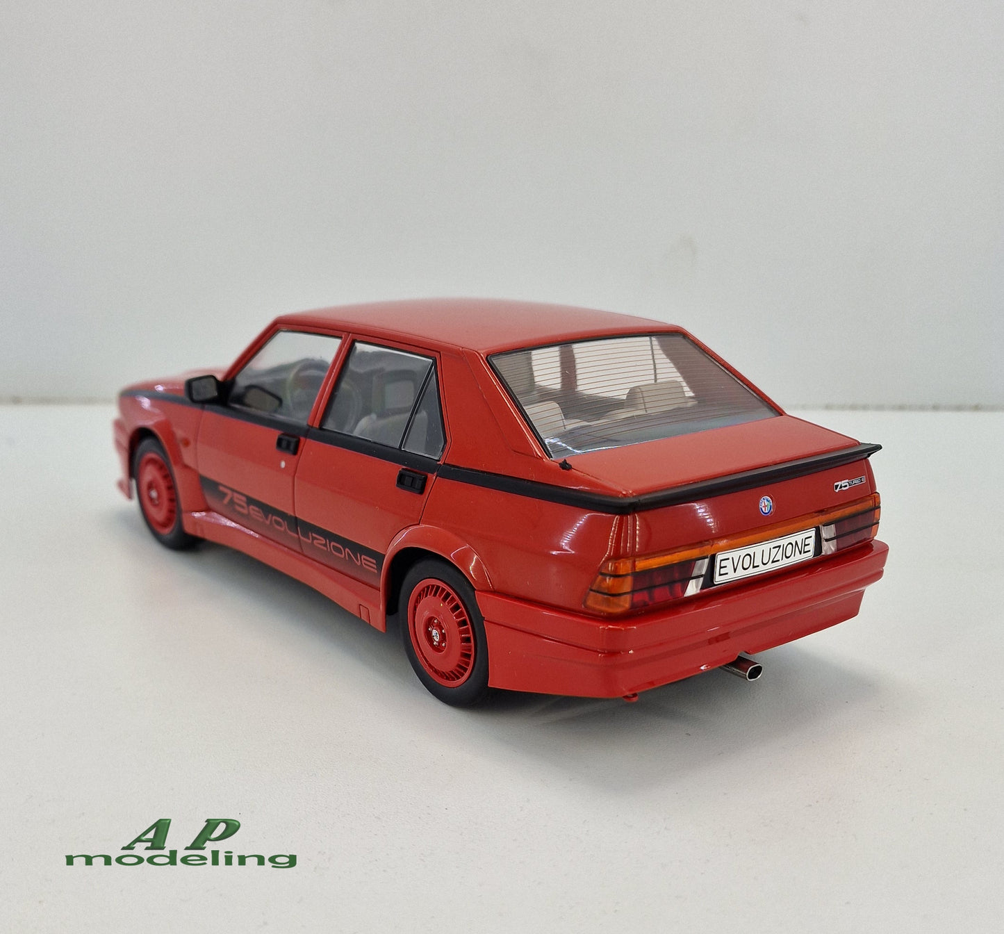 modellino auto 1:18 Alfa Romeo 75 Turbo Evoluzione rossa del 1987 model car