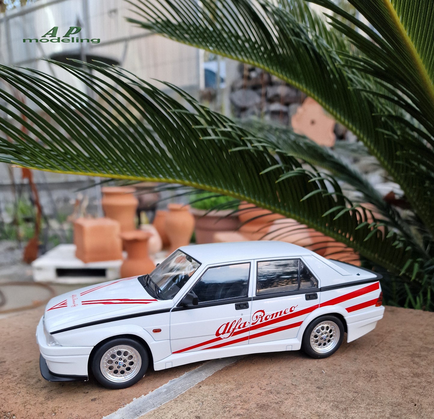 modellino auto 1/18 Alfa Romeo 75 Turbo Evoluzione bianca del 1987 MCG