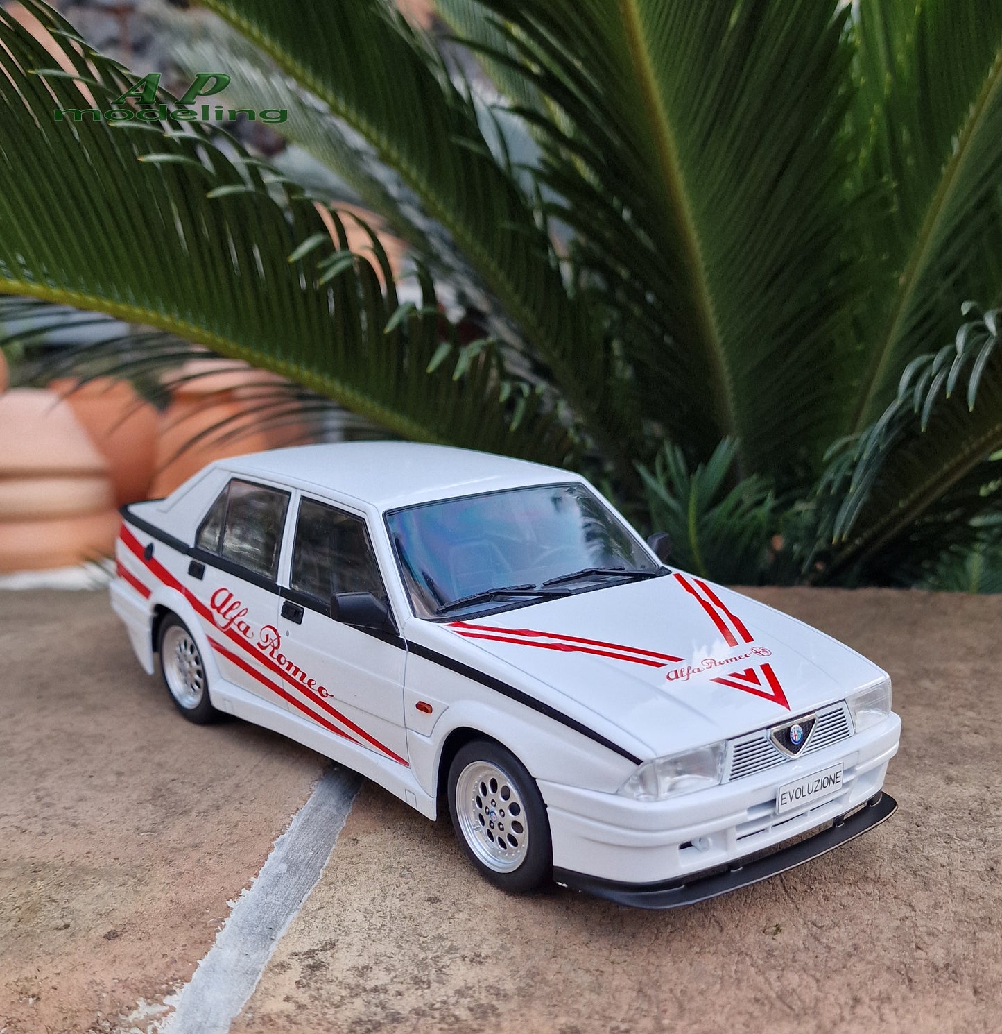 modellino auto 1/18 Alfa Romeo 75 Turbo Evoluzione bianca del 1987 MCG