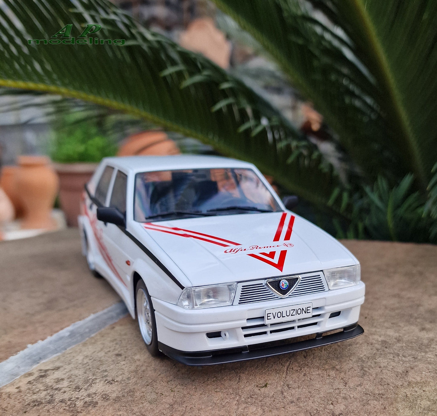 modellino auto 1/18 Alfa Romeo 75 Turbo Evoluzione bianca del 1987 MCG