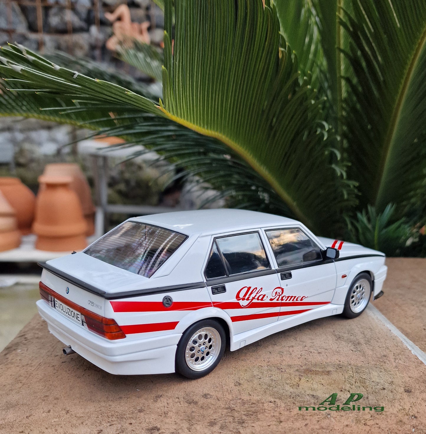 modellino auto 1/18 Alfa Romeo 75 Turbo Evoluzione bianca del 1987 MCG