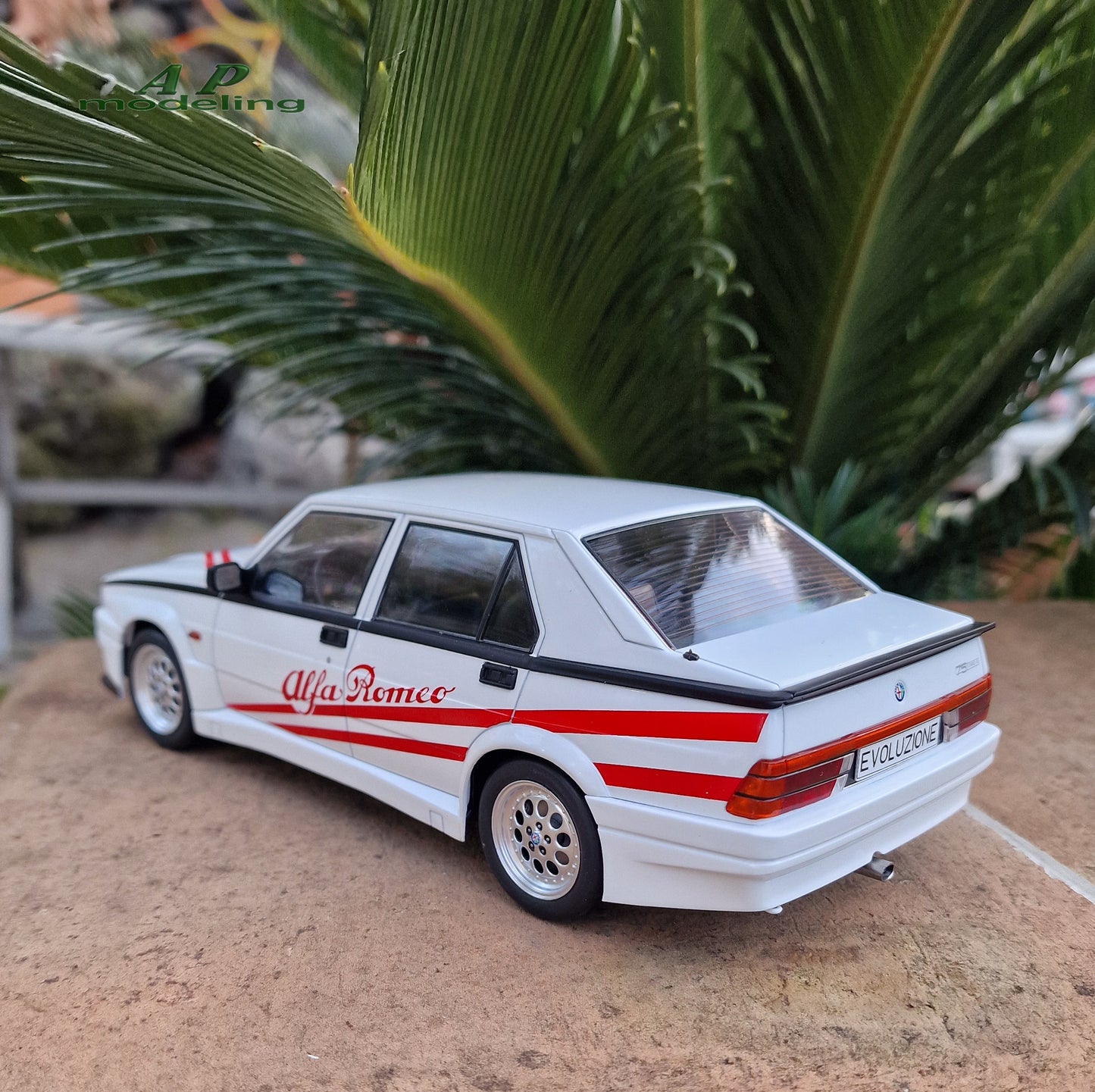 modellino auto 1/18 Alfa Romeo 75 Turbo Evoluzione bianca del 1987 MCG