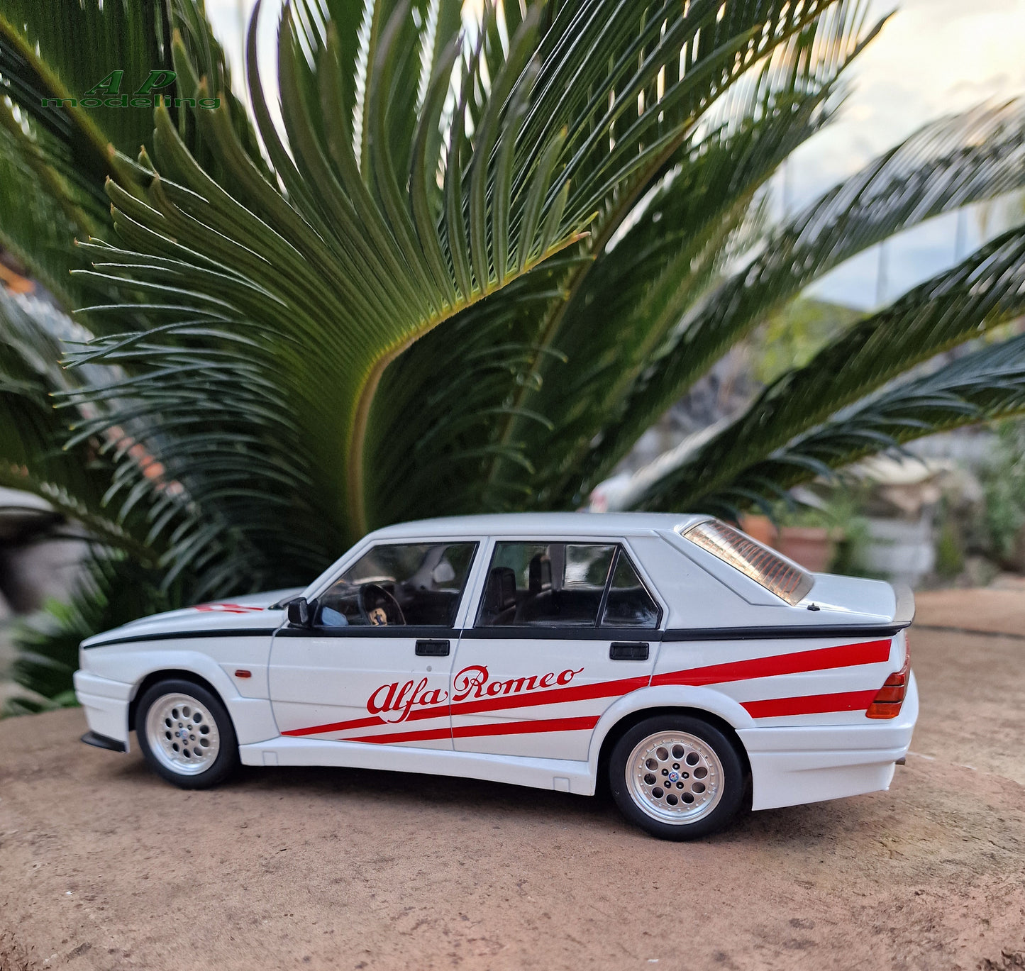 modellino auto 1/18 Alfa Romeo 75 Turbo Evoluzione bianca del 1987 MCG