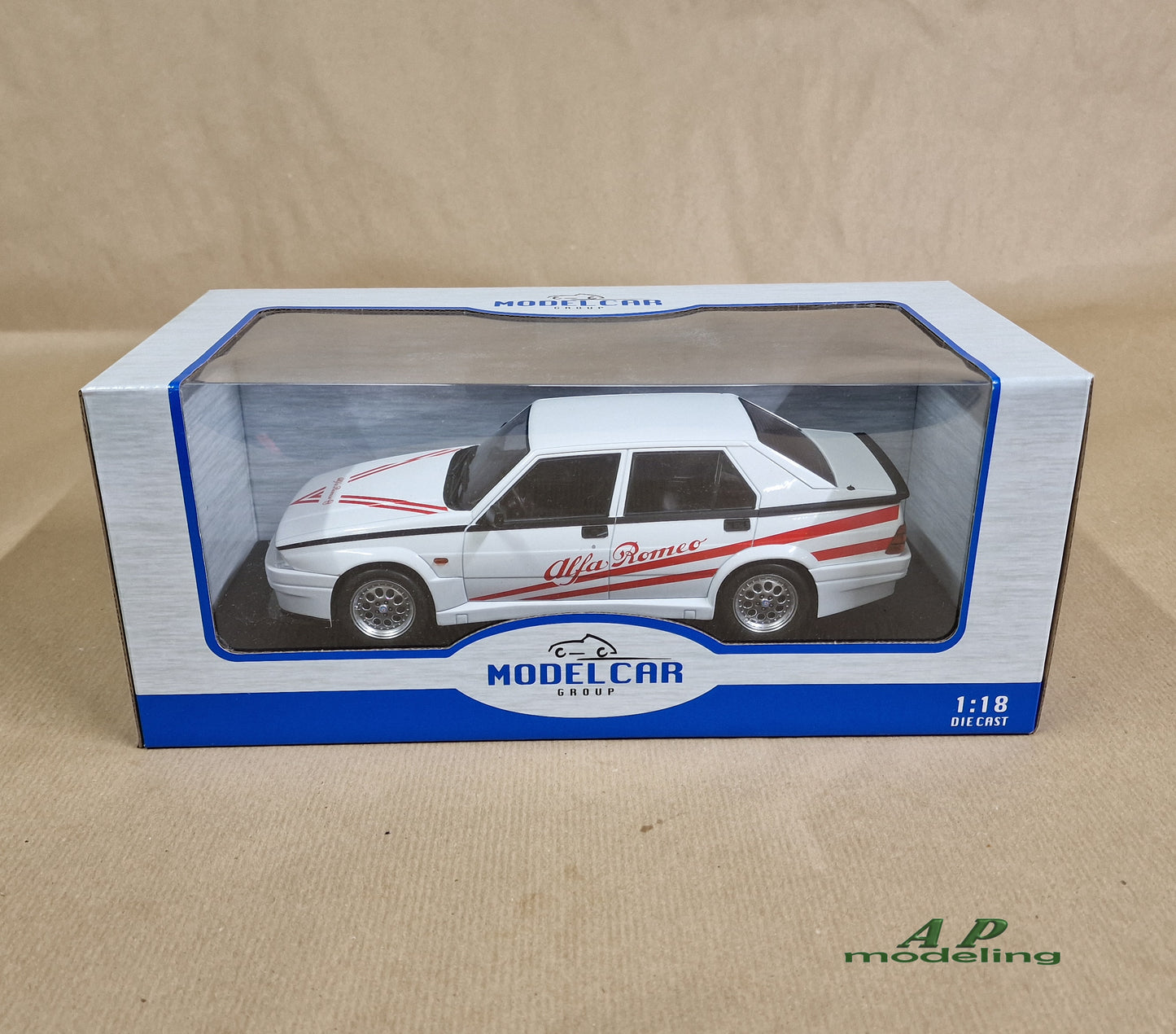 modellino auto 1/18 Alfa Romeo 75 Turbo Evoluzione bianca del 1987 MCG