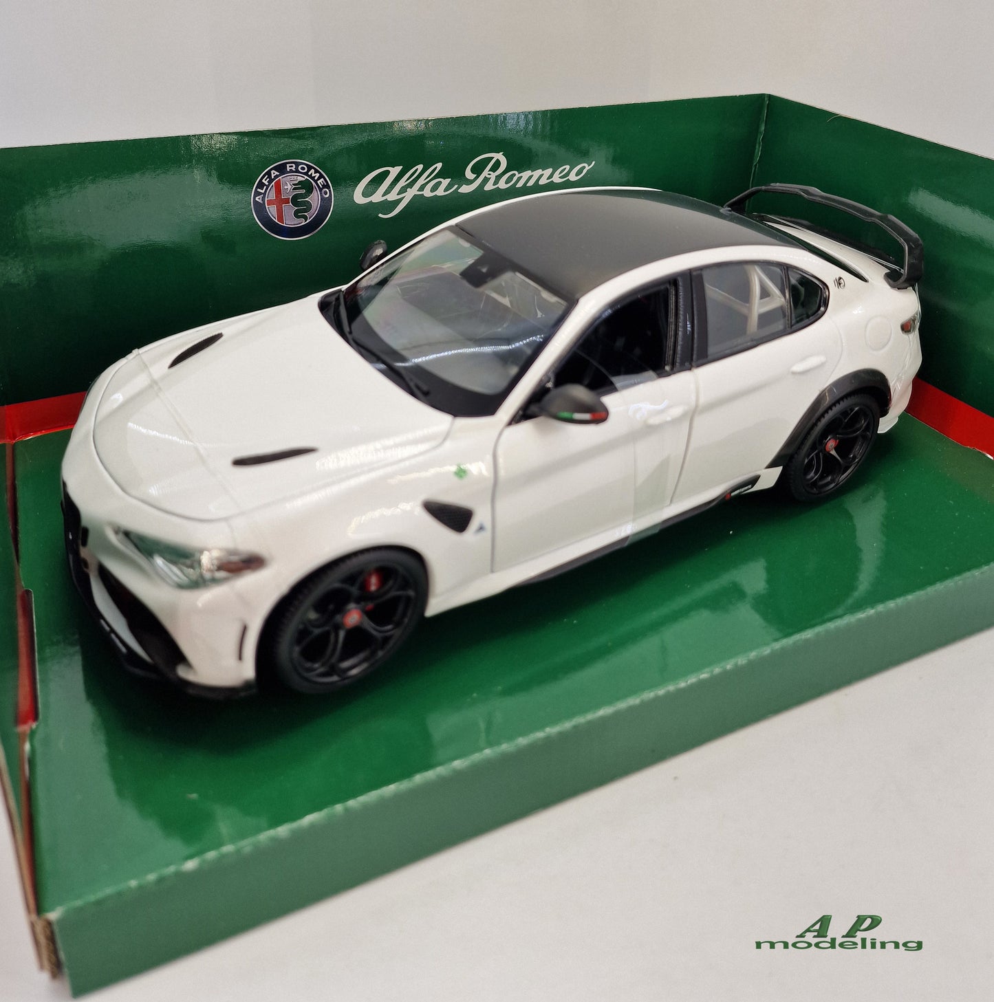 modellino auto 1/18 alfa romeo giulia GTAm modellini da collezione bburago