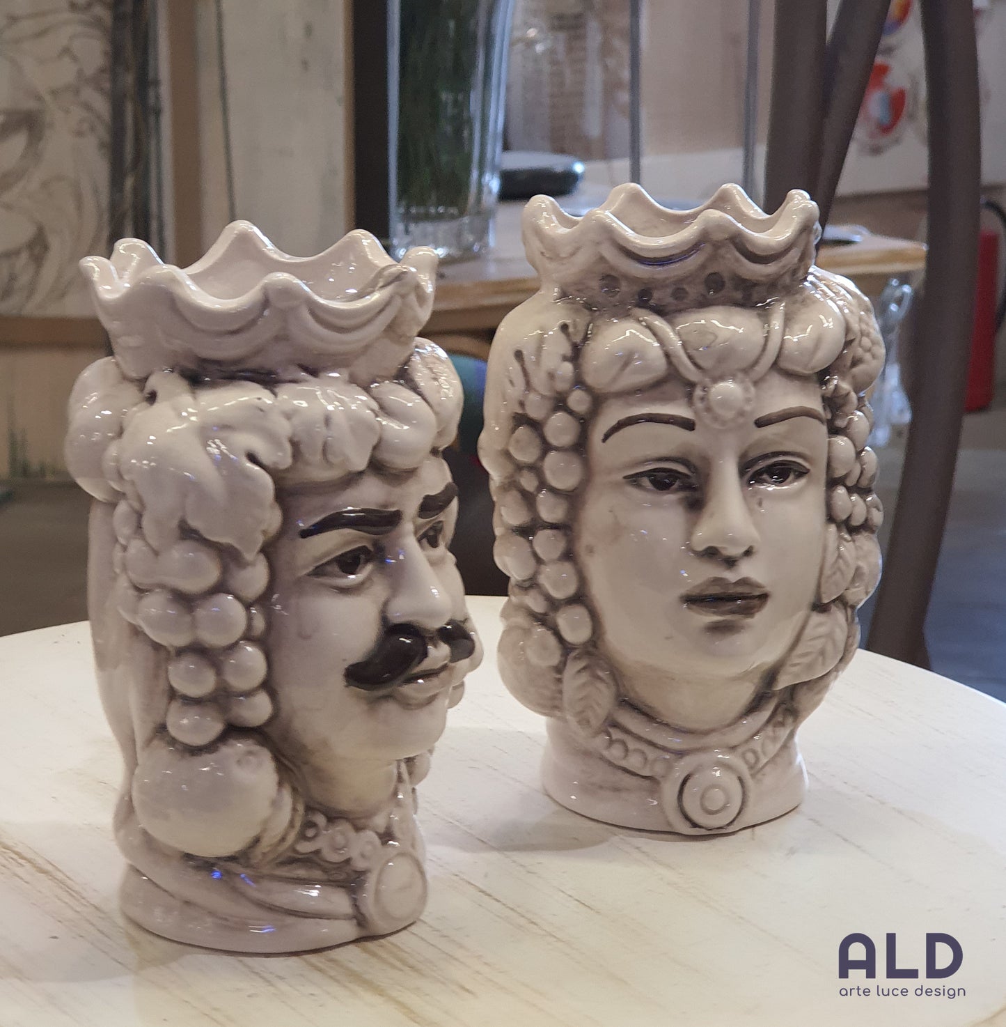 Teste di moro in ceramica di Caltagirone coppia vasi soprammobili bianco invecchiato altezza 13cm