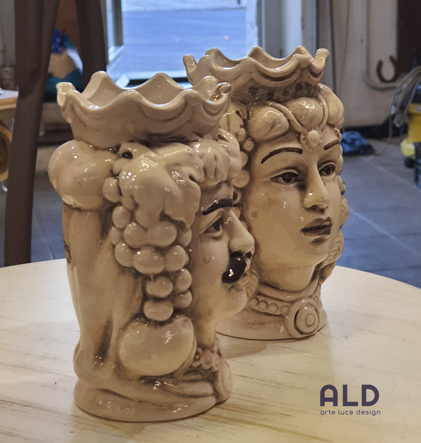 Teste di moro in ceramica di Caltagirone coppia vasi soprammobili bianco invecchiato altezza 13cm