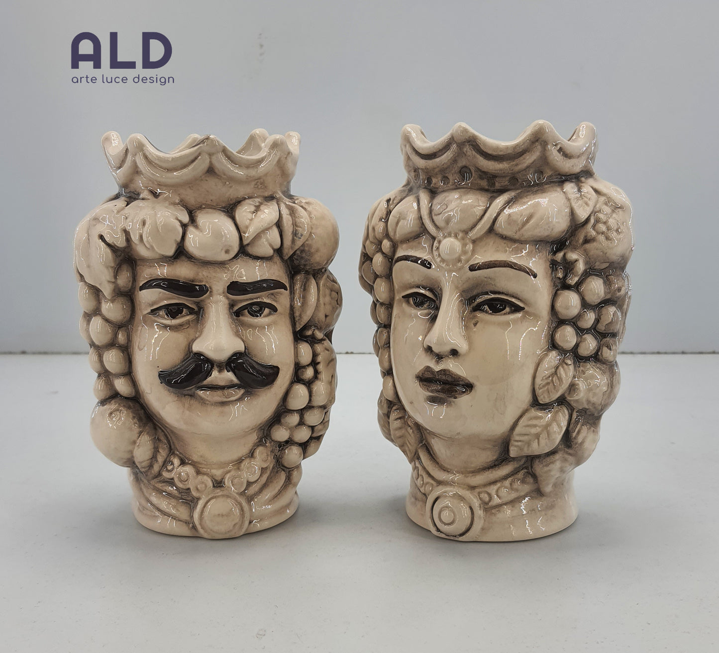 Teste di moro in ceramica di Caltagirone coppia vasi soprammobili bianco invecchiato altezza 13cm