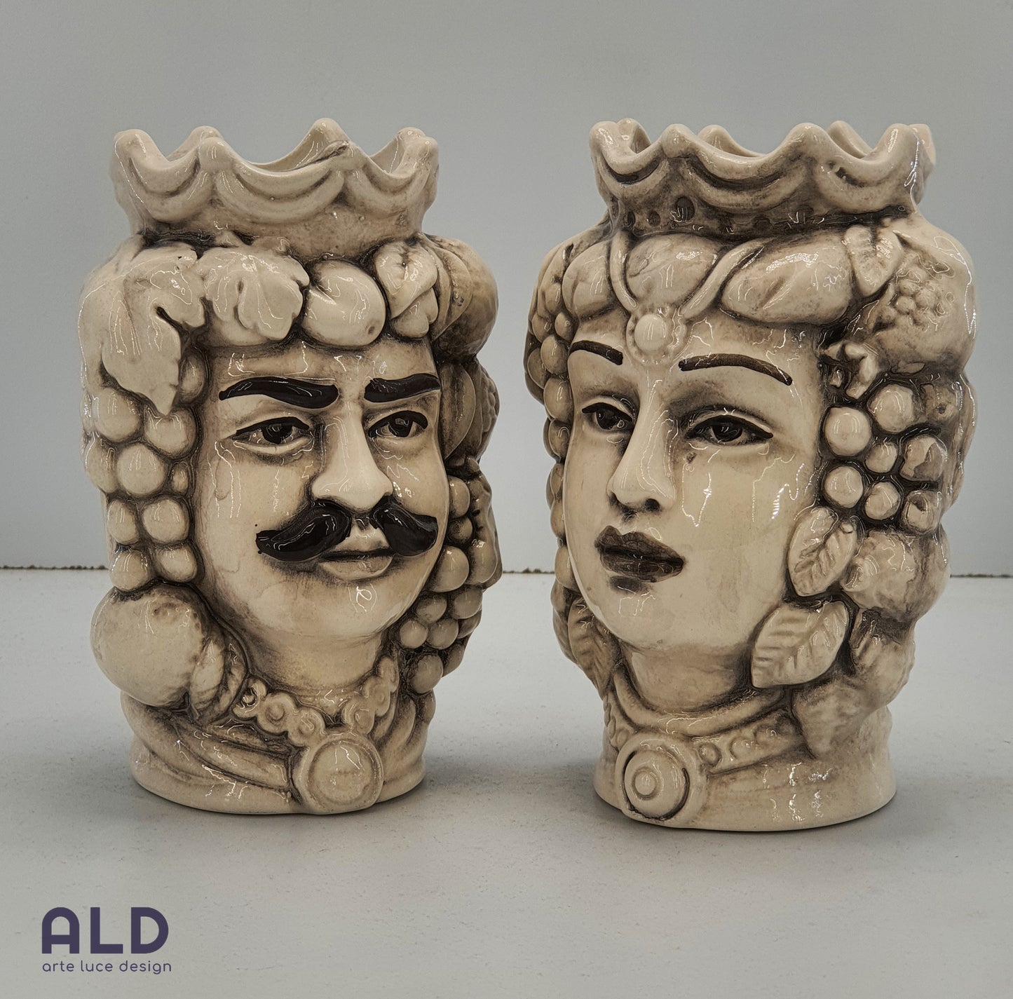 Teste di moro in ceramica di Caltagirone coppia vasi soprammobili bianco invecchiato altezza 13cm