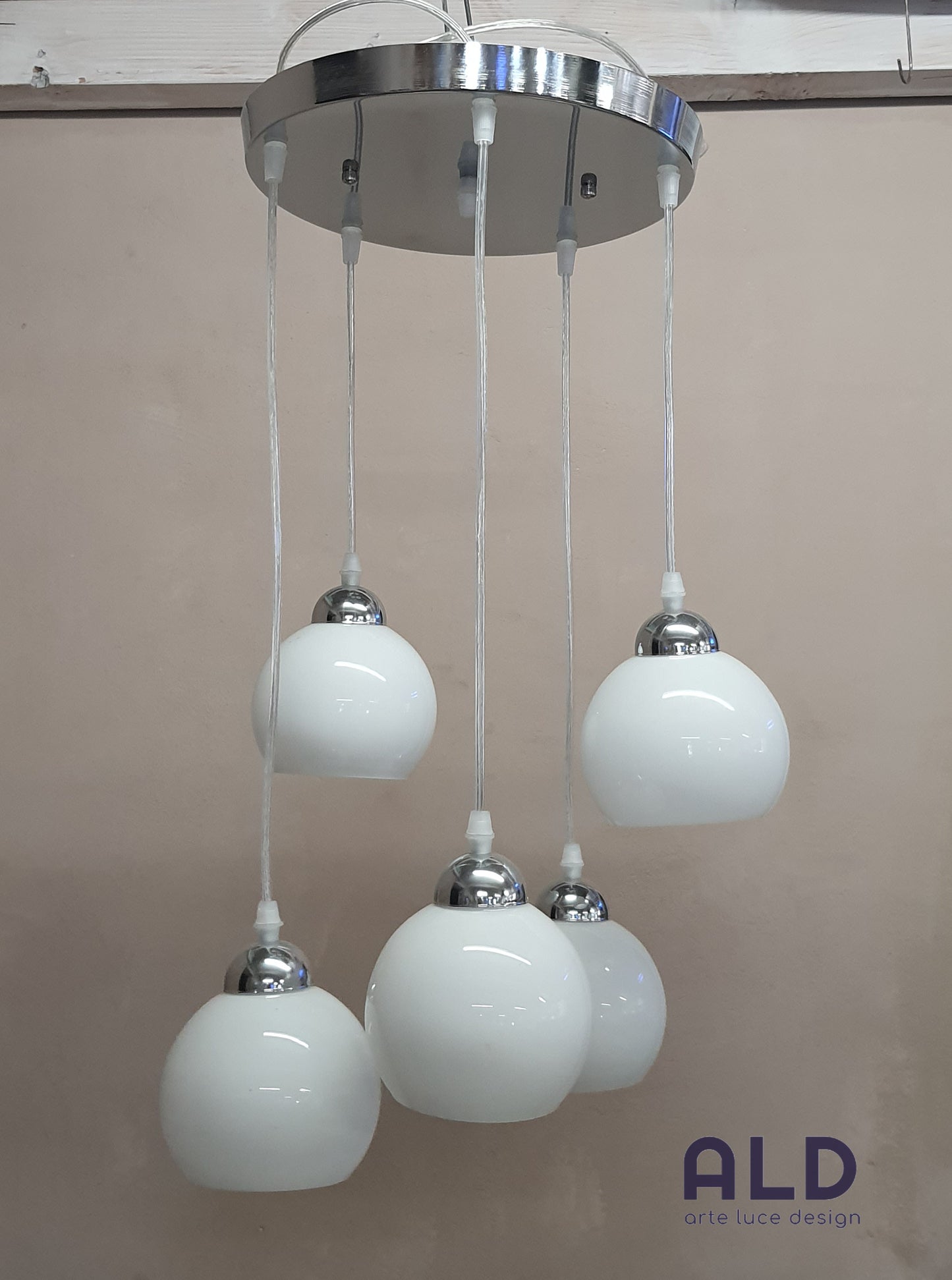 Sospensione moderna silver lampadario con pendel in vetro bianco 5 luci e14