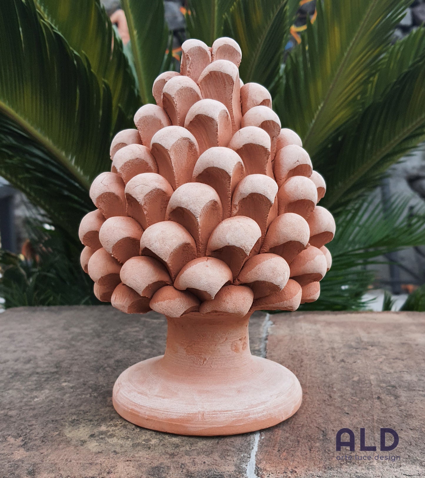 Soprammobile siciliano Pigna portafortuna in terracotta rossa grezza h 20cm