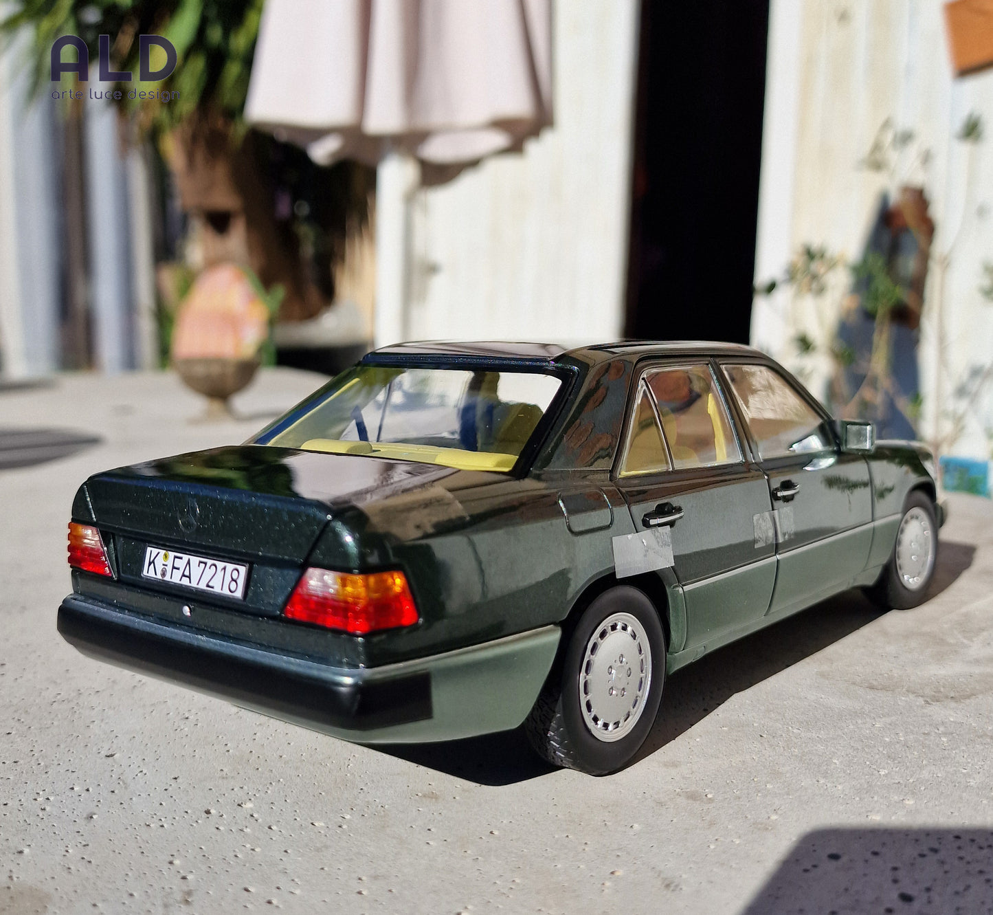 modellino auto scala 1/18 mercedes benz 230 E del 1990 modellini della norev