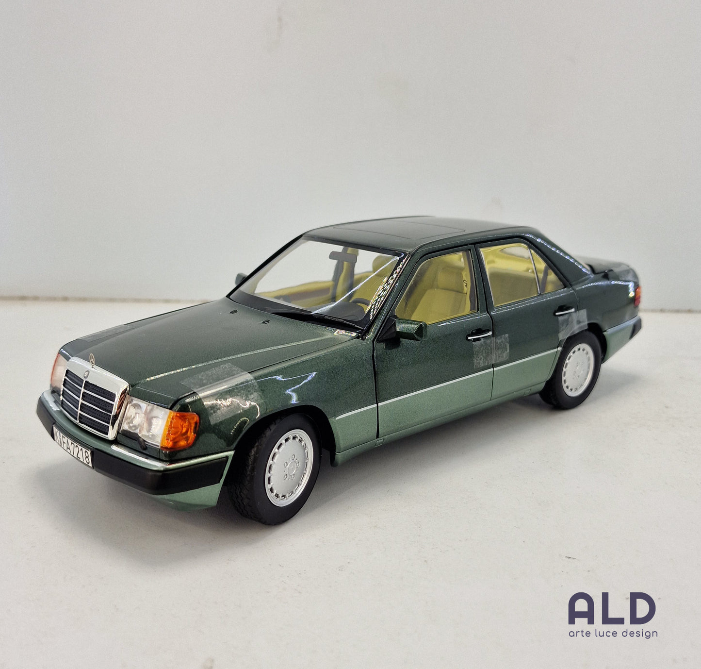 modellino auto scala 1/18 mercedes benz 230 E del 1990 modellini della norev