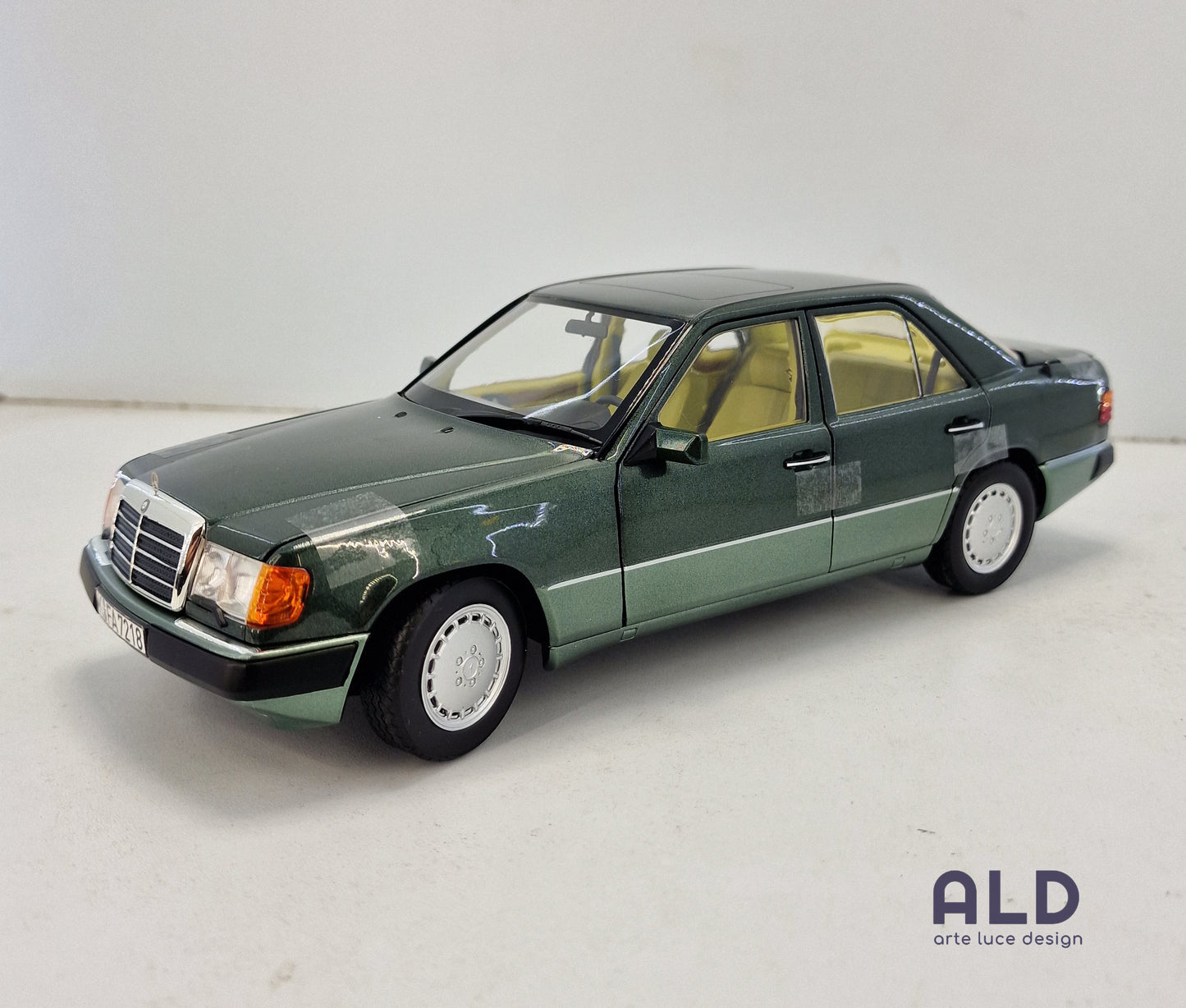 modellino auto scala 1/18 mercedes benz 230 E del 1990 modellini della norev
