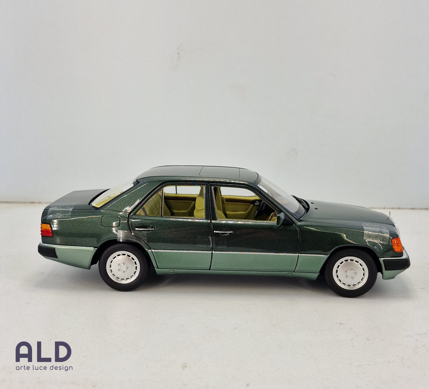 modellino auto scala 1/18 mercedes benz 230 E del 1990 modellini della norev
