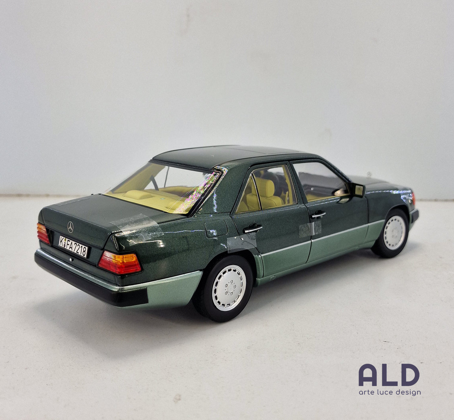 modellino auto scala 1/18 mercedes benz 230 E del 1990 modellini della norev