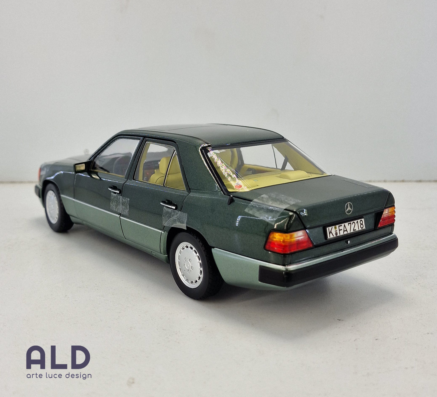 modellino auto scala 1/18 mercedes benz 230 E del 1990 modellini della norev