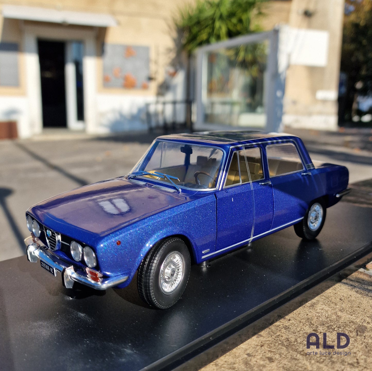 modellino auto scala 1/18 ALFA ROMEO 2000 BERLINA 1971 modellini della mitica