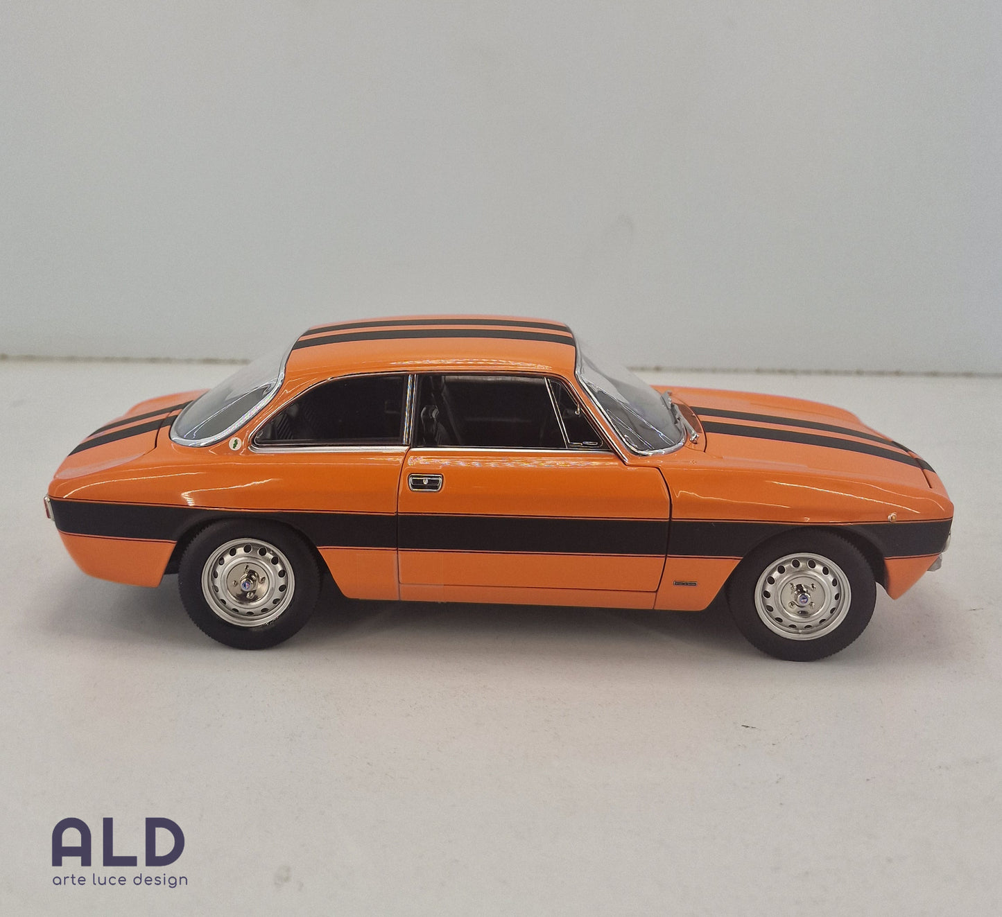 modellino auto 1/18 alfa romeo GTv 2000 del 1973 modellini GT collezione norev