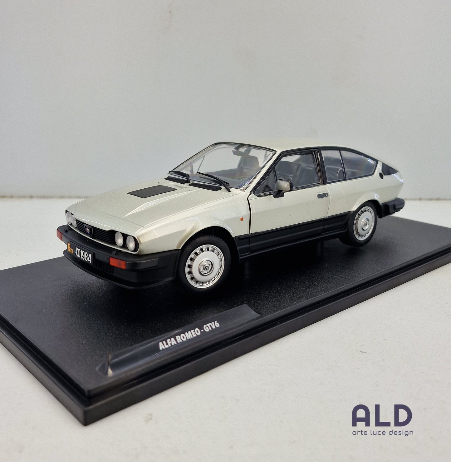 modellino auto scala 1/18 alfa romeo gtv6 modellini da collezione della solido