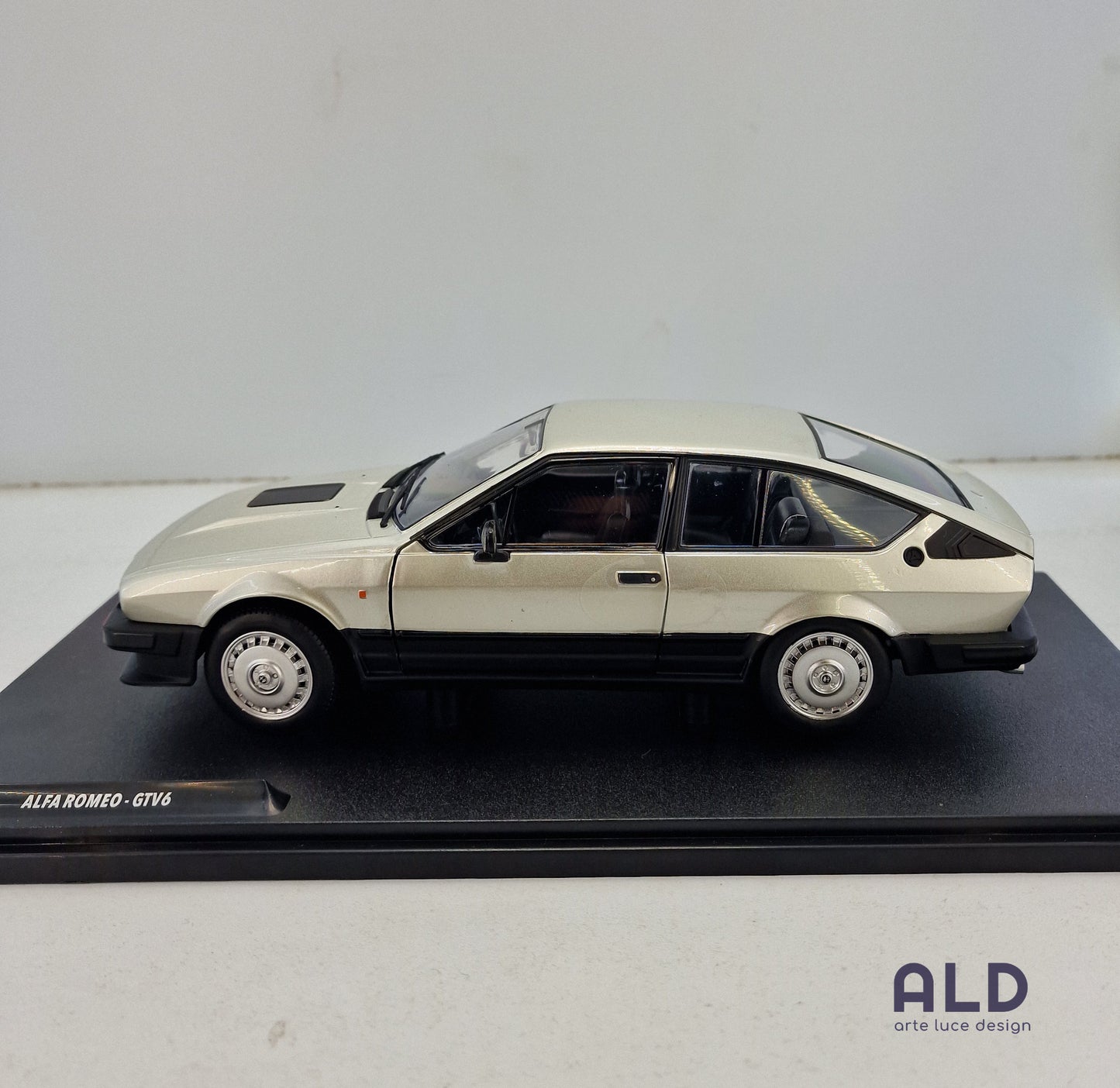 modellino auto scala 1/18 alfa romeo gtv6 modellini da collezione della solido