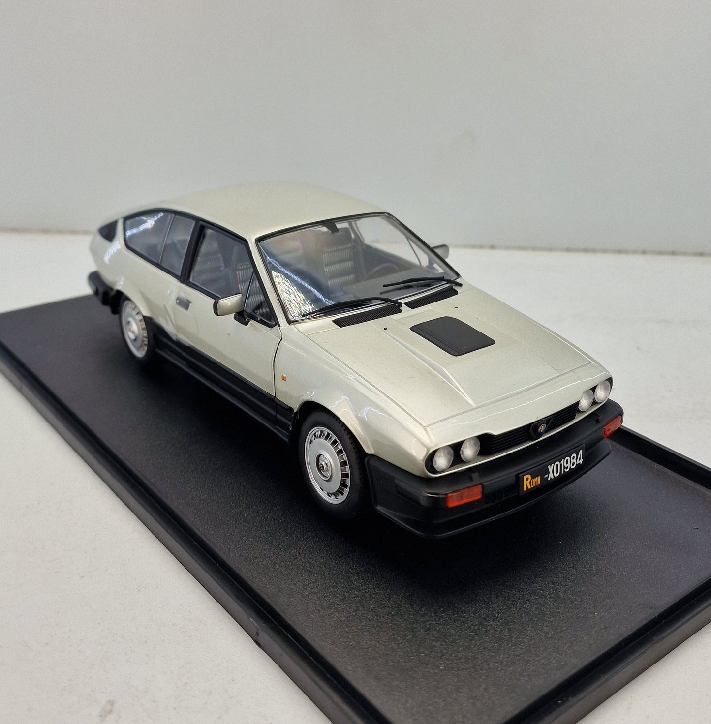 modellino auto scala 1/18 alfa romeo gtv6 modellini da collezione della solido