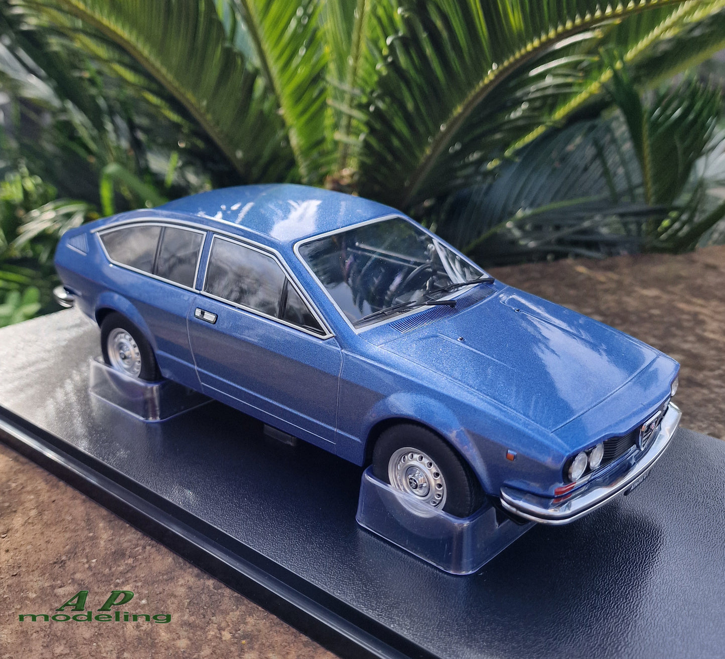 modellino auto scala 1/18 alfa romeo alfetta gt 1.6 del 1976 modellini die cast